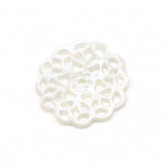 Nacre de couleur blanche, en forme de fleur, de taille 18mm x 1pc