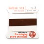 Fil de soie 0.45mm attaché à une aiguille brun x 2m