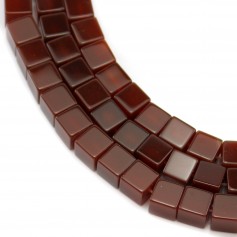 Agate teinté en rouge, de forme carré, mesurant 8mm x 40cm