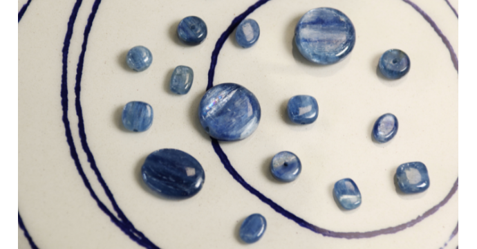 Kyanite (Cyanite): History, Origin, Composition, Virtues, Significance and Recharging of the stone