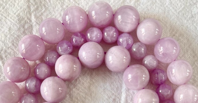 Kunzite: History, Origin, Composition, Virtues, Meaning and Recharging of the stone