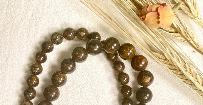 Bronzite: History, Origin, Composition, Virtues, Significance and Recharging of the stone