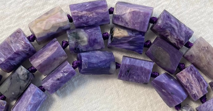 Charoïte: History, Origin, Composition, Virtues, Meaning and Recharging of the stone