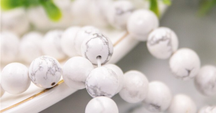 Howlite: History, Origin, Composition, Virtues, Meaning and Recharging of the stone