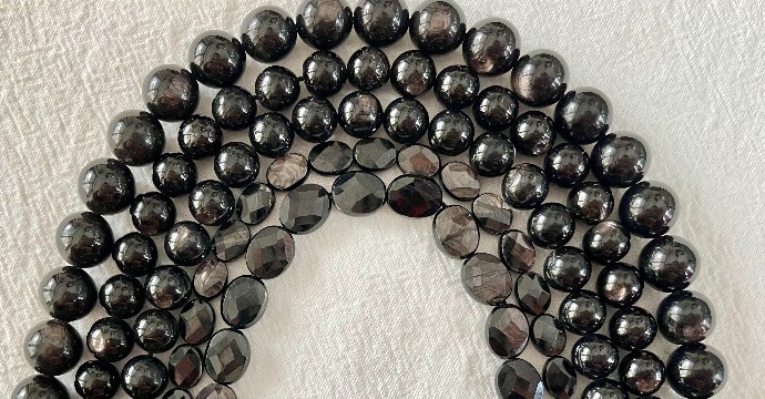 Hypersthene: History, Origin, Composition, Virtues, Meaning and Recharging of the stone