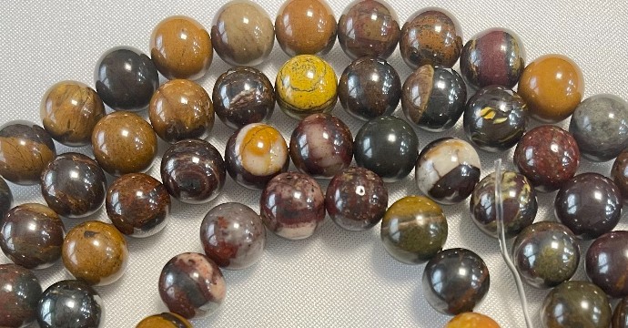 Iron Eye: History, Origin, Composition, Virtues, Meaning and Recharging of the stone