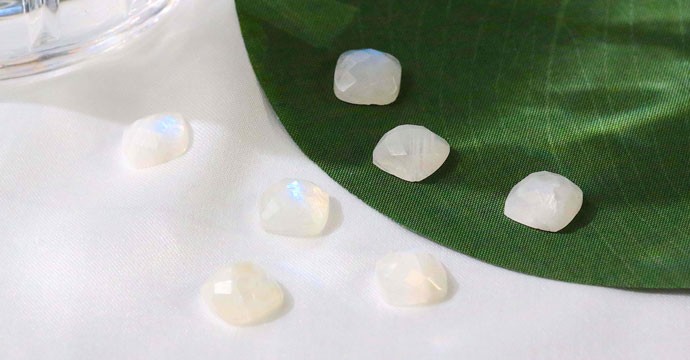 Moonstone: History, Origin, Composition, Virtues, Meaning and Recharging of the stone