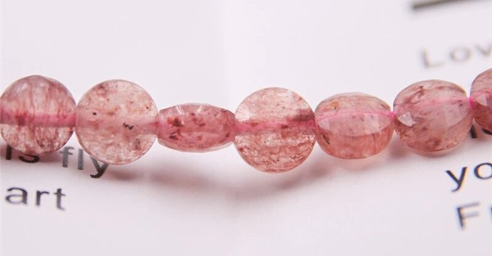 Strawberry Quartz: History, Origin, Composition, Virtues, Meaning and Recharging of the stone