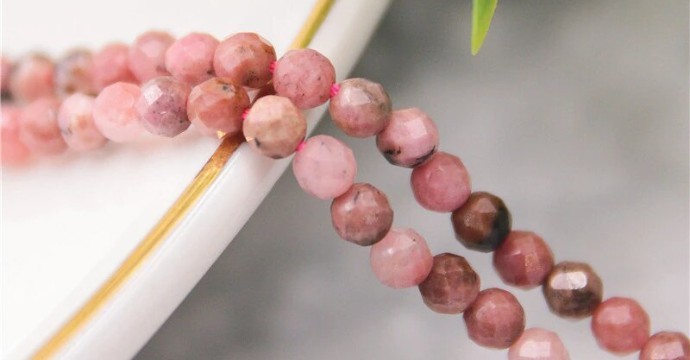 Rhodochrosite: History, Origin, Composition, Virtues, Significance and Recharging of the stone