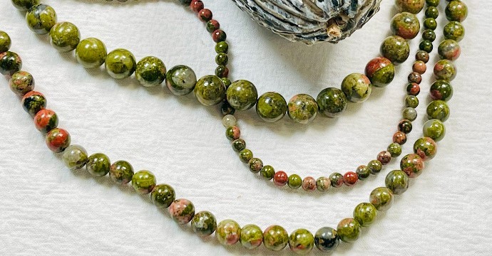 Unakite: History, Origin, Composition, Virtues, Meaning and Recharging of the stone